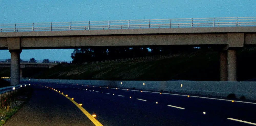 Where are amber reflective studs found on a motorway? - Welcome Driver